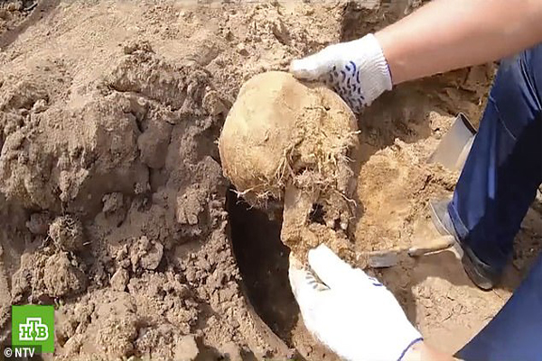 تصاویر هولناک از کشف یک گور دسته جمعی تصاویر هولناک از کشف یک گور دسته جمعی