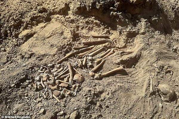 تصاویر هولناک از کشف یک گور دسته جمعی تصاویر هولناک از کشف یک گور دسته جمعی