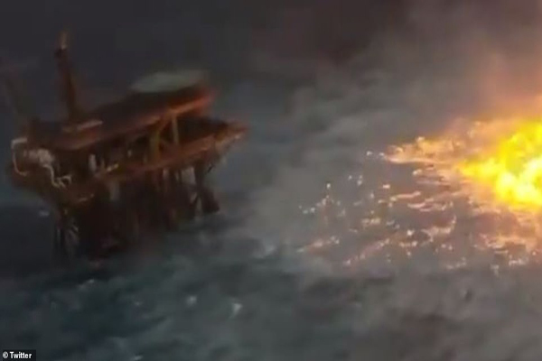 دریا آتش گرفت! (تصاویر) دریا آتش گرفت! (تصاویر)