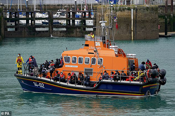 مسابقه هات داگ خوری در عصر کرونا / قایق مهاجرانی که دیپورت شدند (گزارش تصویری) مسابقه هات داگ خوری در عصر کرونا / قایق مهاجرانی که دیپورت شدند (گزارش تصویری)