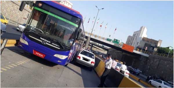 رویارویی اتوبوس و پراید (+ عکس) رویارویی اتوبوس و پراید (+ عکس)