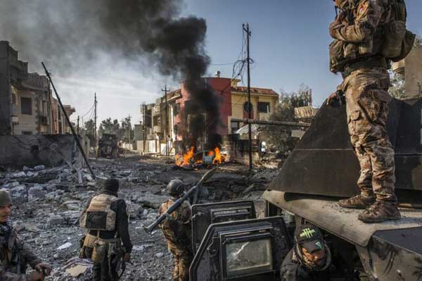 لحظه بازپسگیری شهر موصل از داعش (+عکس) لحظه بازپسگیری شهر موصل از داعش (+عکس)