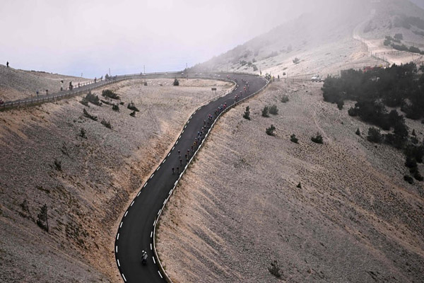 استراحت در لوله فاضلاب / واکسیناسیون در روستای دورافتاده (گزارش تصویری)