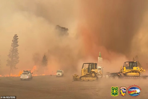 استراحت در لوله فاضلاب / واکسیناسیون در روستای دورافتاده (گزارش تصویری)