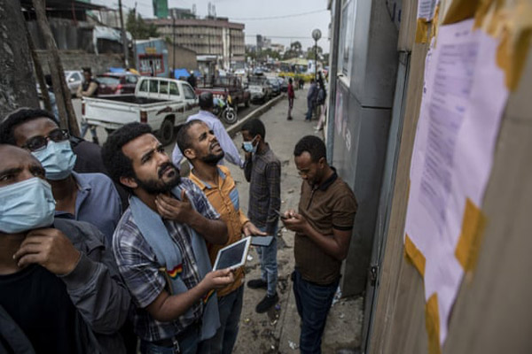 استراحت در لوله فاضلاب / واکسیناسیون در روستای دورافتاده (گزارش تصویری)