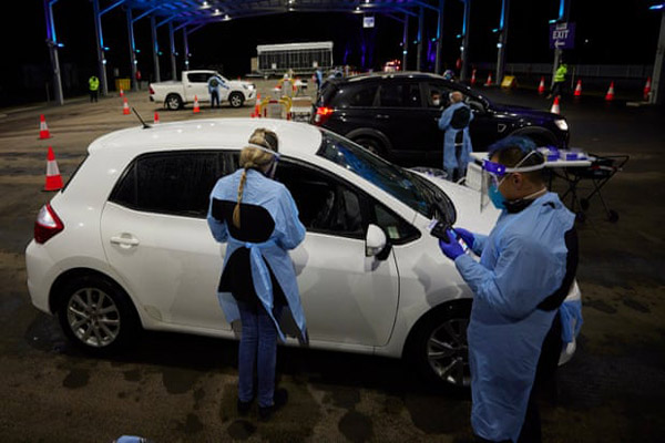 استراحت در لوله فاضلاب / واکسیناسیون در روستای دورافتاده (گزارش تصویری)