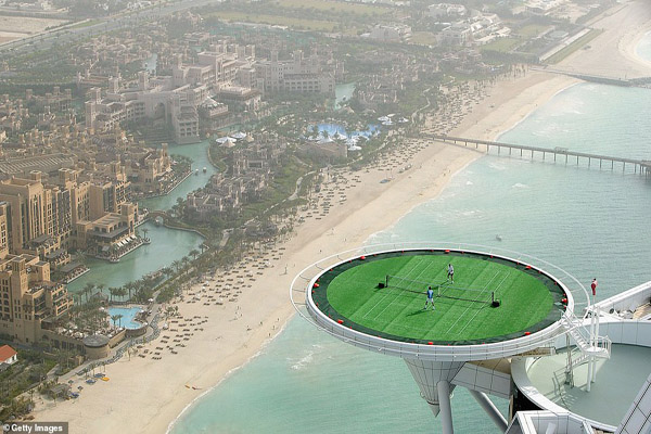 10 زمین تنیس که زیبایی آنها همه را حیرت زده می کند (تصاویر) 10 زمین تنیس که زیبایی آنها همه را حیرت زده می کند (تصاویر)