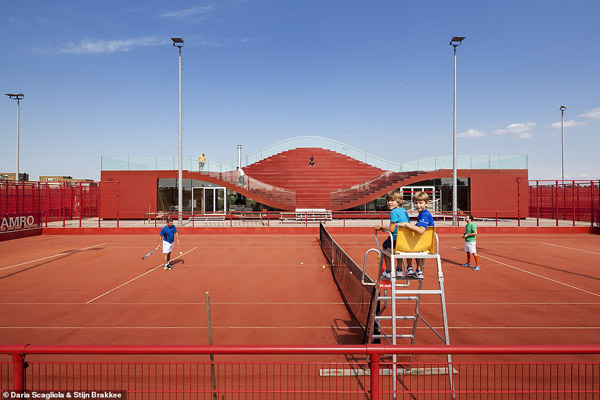 10 زمین تنیس که زیبایی آنها همه را حیرت زده می کند (تصاویر) 10 زمین تنیس که زیبایی آنها همه را حیرت زده می کند (تصاویر)