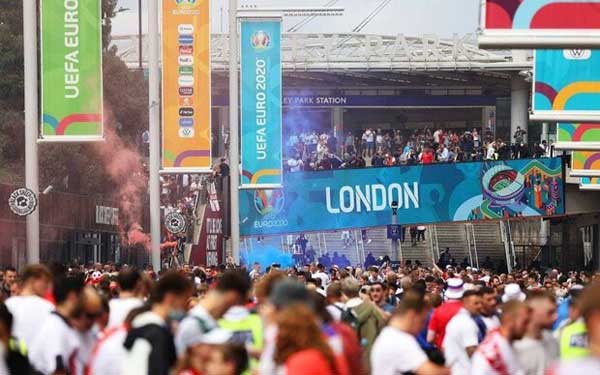 ویمبلدون تحت تاثیر ویمبلی / آتش بازی نگلیسی ها شروع شد (+تصاویر) ویمبلدون تحت تاثیر ویمبلی / آتش بازی نگلیسی ها شروع شد (+تصاویر)