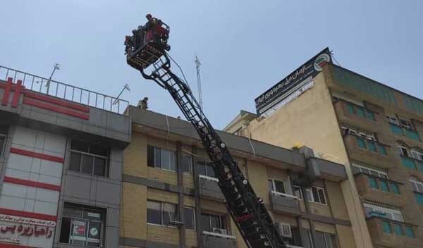 آتش سوزی در خیابان مطهری / ساختمان اداری طعمه حریق شد (+تصاویر)