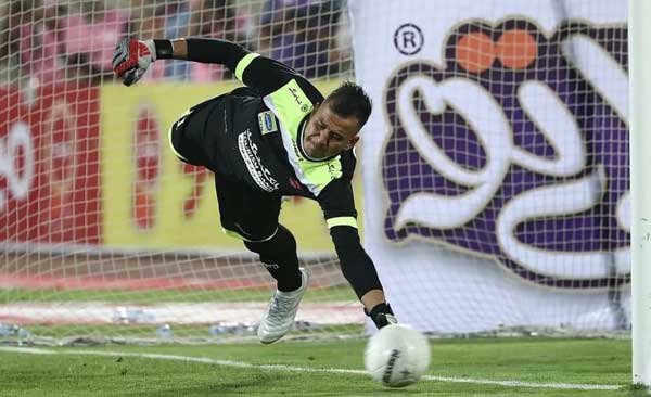 راز برگه‌ های جنجالی لک در ضربات پنالتی چه بود؟ (+تصاویر)