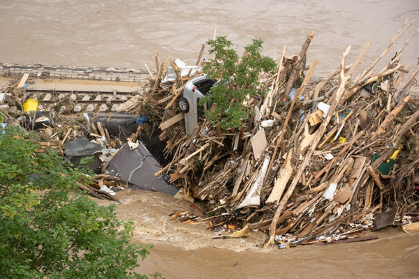 بلایی که این سیل وحشتناک سر آلمان و بلژیک آورد / صید یک مار از منزل مسکونی (گزارش تصویری)