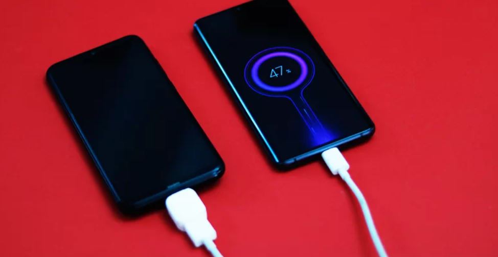 ترفند انتقال شارژ باتری از یک گوشی به گوشی دیگر