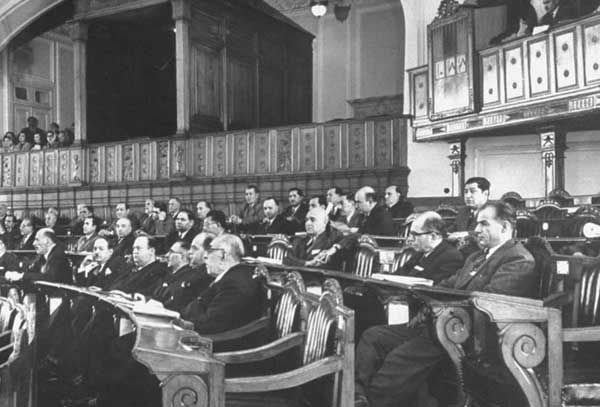 نماینده‌ای که در مجلس می‌خوابید! (+عکس)