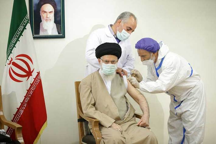 حضرت آیت‌الله خامنه‌ای صبح امروز (جمعه) دُز اول واکسن کوو ایران برکت را دریافت کردند. این واکسن که محصول تلاش محققان و دانشمندان جوان ایرانی است به تازگی مجوز مصرف را با اتکا به دانش بومی دریافت کرد و ایران به یکی از ۶ کشور تولیدکننده واکسن کرونا در جهان تبدیل شد.