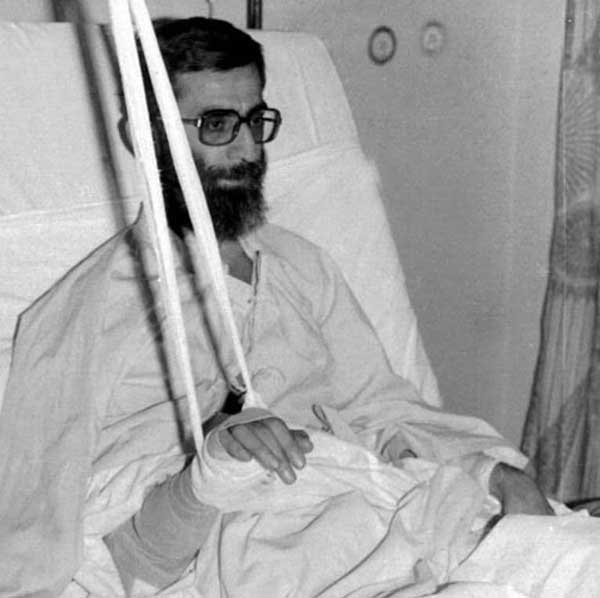 تصویری از رهبر انقلاب در حادثه ۶ تیر ۱۳۶۰ (+عکس)