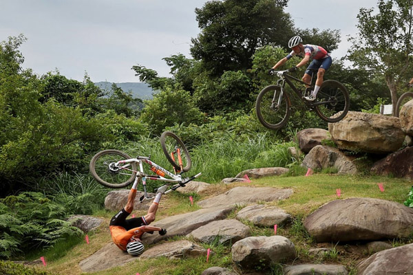 جهان، گرفتار آب و آتش (گزارش تصویری)