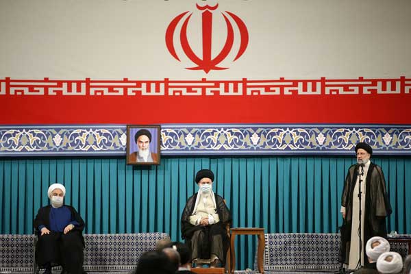 رهبر معظم انقلاب: مظهر وفاق ملی باشید با مردم صادقانه حرف بزنید با فساد و مفسد بی‌امان مبارزه کنید