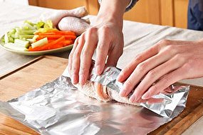 چرا نباید فویل آلومینیومی روی غذا کشید؟