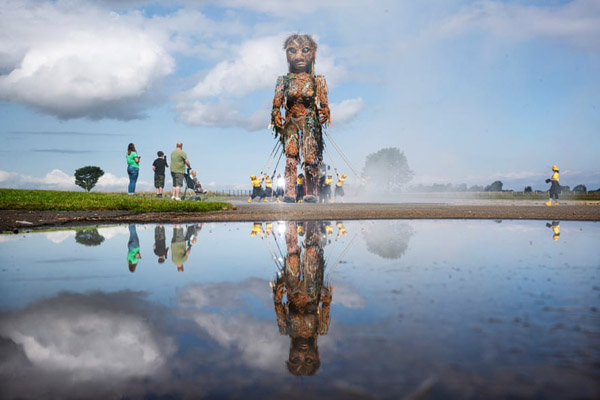 ماجرای یک عروسک غول پیکر و ترسناک (گزارش تصویری )