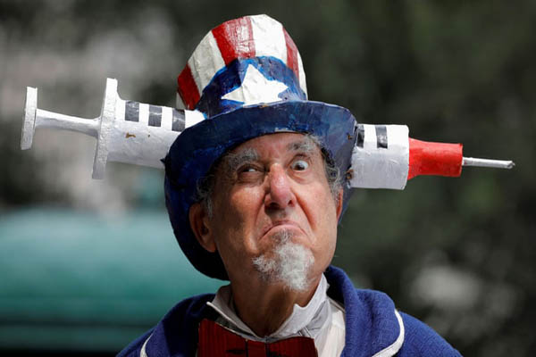 عمو سام هم ضدواکسن شد / کار بسیار خطرناک دو عکاس (تصاویر)