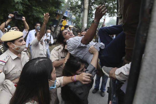 عمو سام هم ضدواکسن شد / کار بسیار خطرناک دو عکاس (تصاویر)