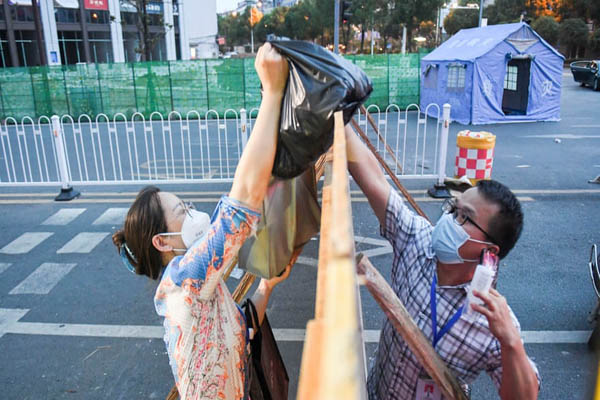 عمو سام هم ضدواکسن شد / کار بسیار خطرناک دو عکاس (تصاویر)