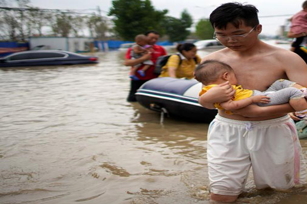 جست و جوی خانه به خانه برای یافتن فوت شده های کرونایی(گزارش تصویری)