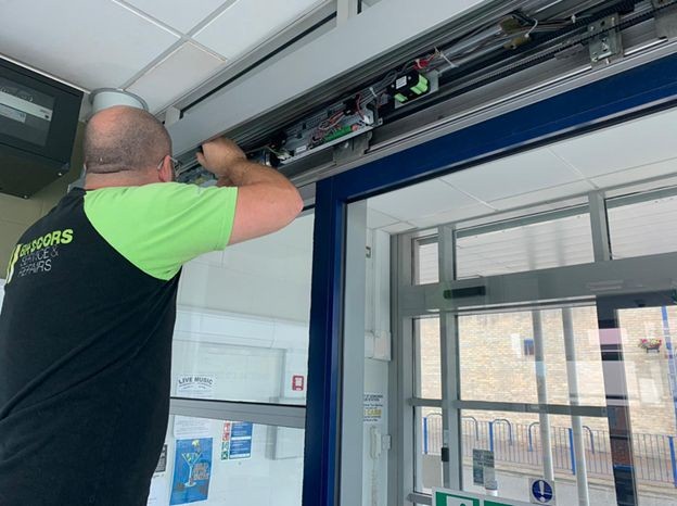 تاثیرگذاری و پیشرفت انواع درب اتوماتیک شیشه ای در زندگی قرن 21