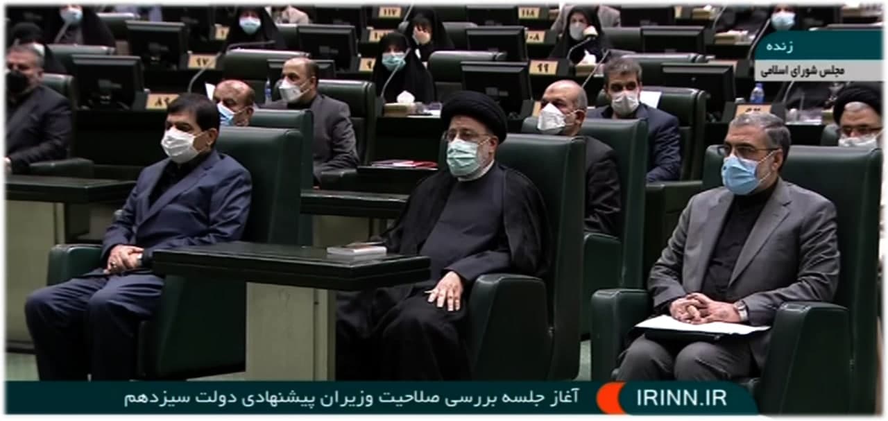 حضور رئیس جمهور به هراه برخی از وزیران در صحن علنی مجلس برای دفاع +عکس