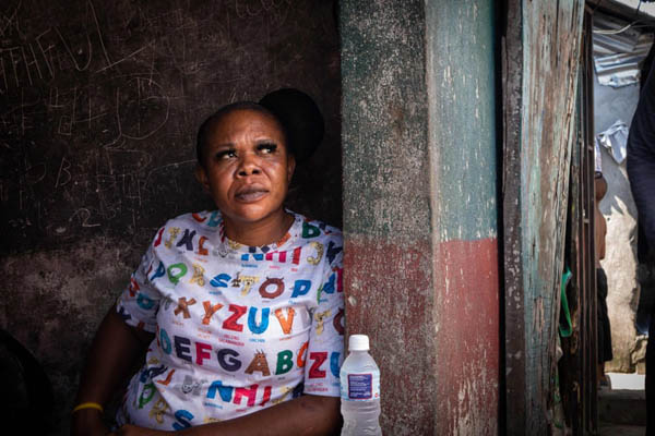 عبور دادن یک نوزاد افغان از دیوار فرودگاه کابل (گزارش تصویری)