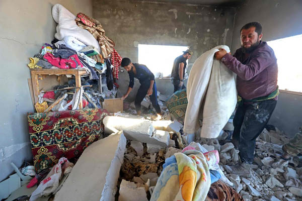 عبور دادن یک نوزاد افغان از دیوار فرودگاه کابل (گزارش تصویری)