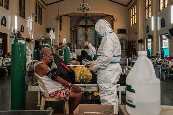 عبور دادن یک نوزاد افغان از دیوار فرودگاه کابل (گزارش تصویری)