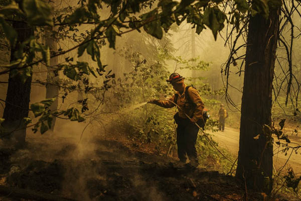 عبور دادن یک نوزاد افغان از دیوار فرودگاه کابل (گزارش تصویری)