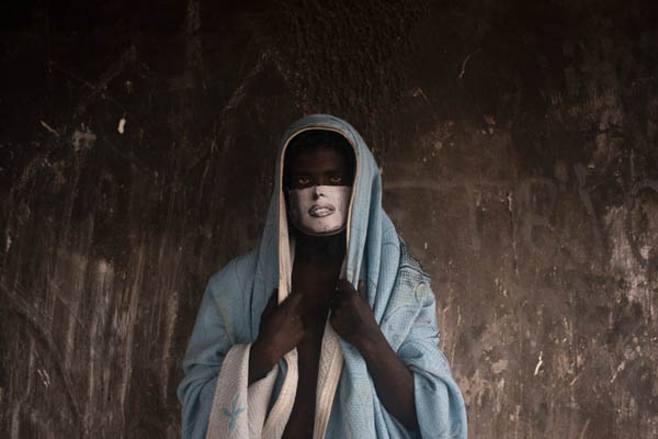 عبور دادن یک نوزاد افغان از دیوار فرودگاه کابل (گزارش تصویری)