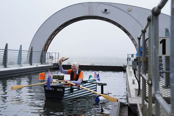 عبور دادن یک نوزاد افغان از دیوار فرودگاه کابل (گزارش تصویری)