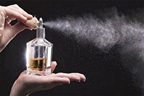 چهکار کنیم بوی عطر، مدت زمان بیشتری روی بدن و لباسمان باقی بماند؟