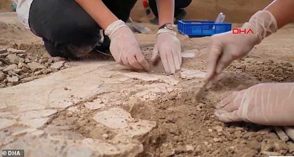 کشف اتاق غذاخوری باستانی ۵۰ فوت زیر زمین در ترکیه (+ تصاویر) کشف اتاق غذاخوری باستانی ۵۰ فوت زیر زمین در ترکیه (+ تصاویر)