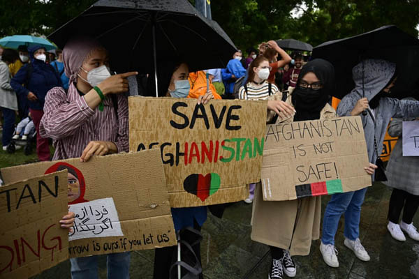 زایمان زن افغان پناهجو در هواپیمای آلمانی (گزارش تصویری) زایمان زن افغان پناهجو در هواپیمای آلمانی (گزارش تصویری)