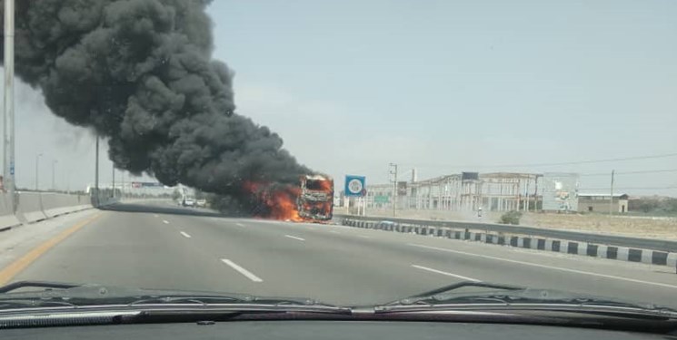 آتش سوزی اتوبوس مسافربری در آزادراه تهران_ قم/ راننده و مسافران سالم هستند+ عکس