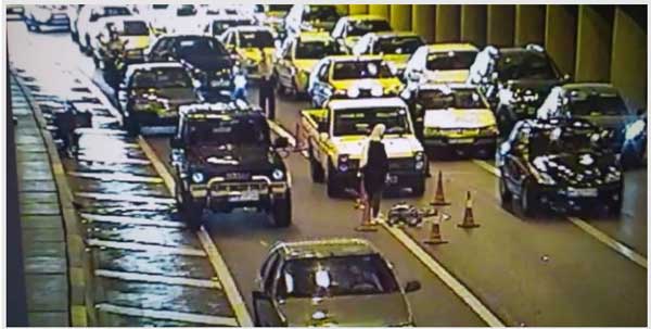 بی‌اعتنایی موتورسوار به «ممنوعیت تردد موتورسیکلت در داخل تونل» / تصادف شدید با پراید (+ عکس)