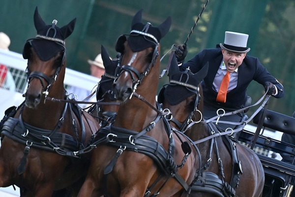 گاز اشک آور برای معترضان ضدواکسن (گزارش تصویری)