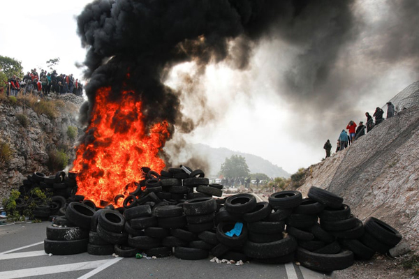 گاز اشک آور برای معترضان ضدواکسن (گزارش تصویری)