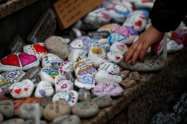 گاز اشک آور برای معترضان ضدواکسن (گزارش تصویری)