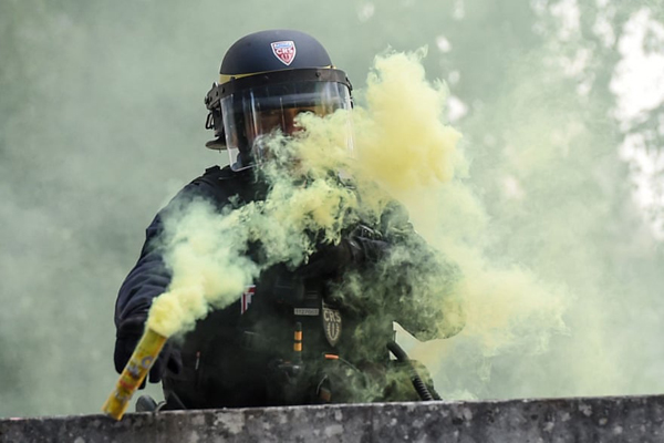 گاز اشک آور برای معترضان ضدواکسن (گزارش تصویری)