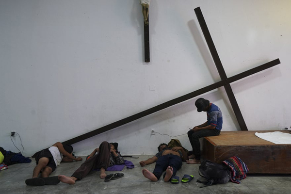 جشن در خیابان های «گینه» / نجات معجزه وار یک کودک (گزارش تصویری)