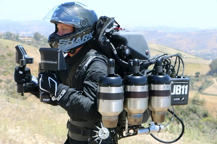 شرکت جت‌پک اَوییشن (JetPack Aviation) به تازگی دو مدل از جت‌پک‌های شش توربینه خود را به ارتش یک کشور ناشناس فروخته است.