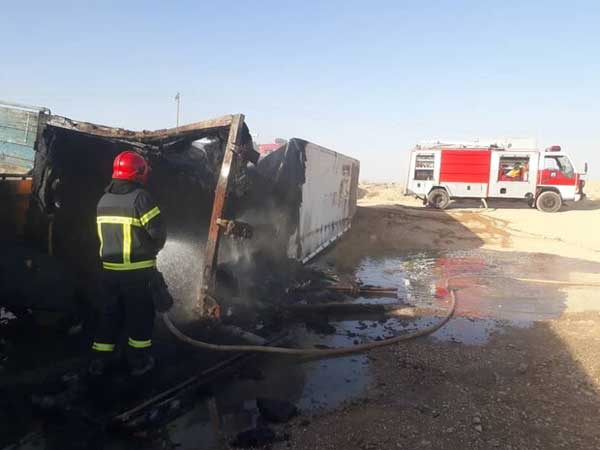 انحراف اتوبوس اسکانیا از روی پل خورزوق / کانتینر اسقاطی در آتش سوخت