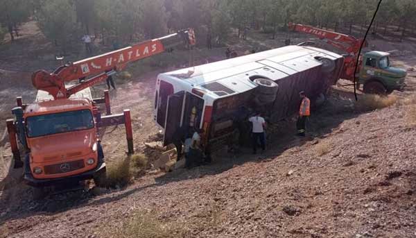 انحراف اتوبوس اسکانیا از روی پل خورزوق / کانتینر اسقاطی در آتش سوخت