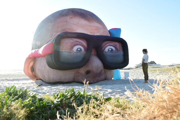 عبور از پل بامبو برای خروج از مدرسه / بریتانیا مهاجران را به عقب راند (گزارش تصویری) عبور از پل بامبو برای خروج از مدرسه / بریتانیا مهاجران را به عقب راند (گزارش تصویری)